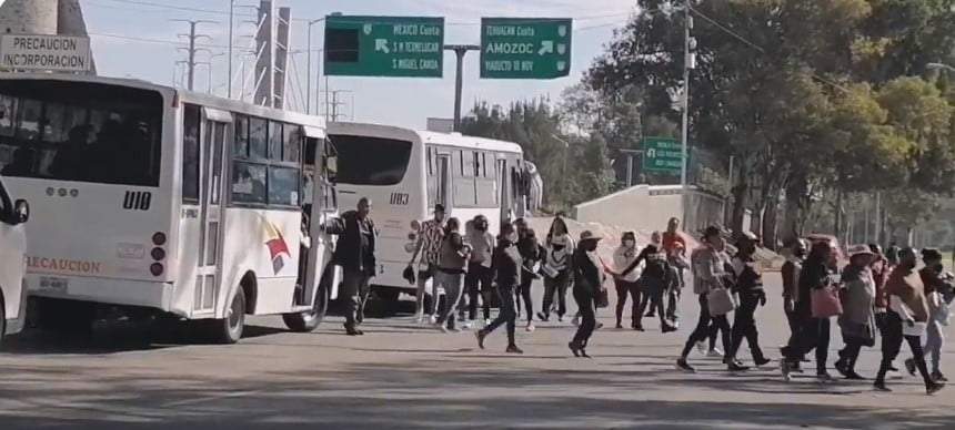 Camiones llegan con mucha gente a Puebla