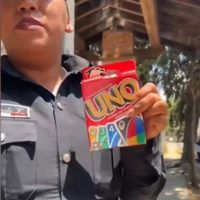 Policías del Edomex intentan detener a jóvenes por jugar “UNO” en la vía pública; ¿es de apuestas?