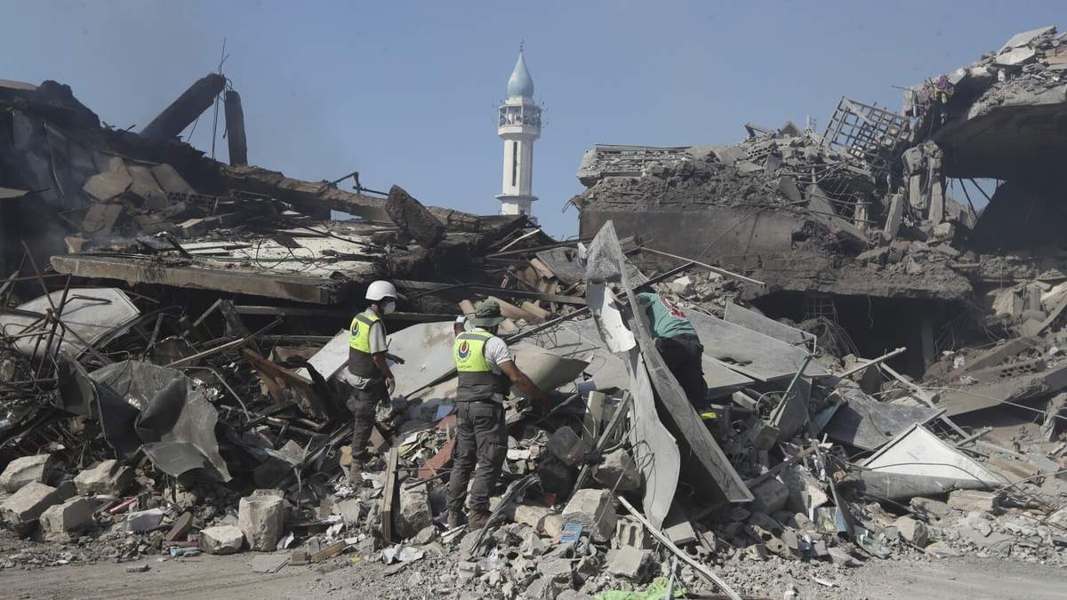 Rescatistas de Hezbollah buscan víctimas entre edificios destruidos en una calle comercial afectada el sábado por ataques aéreos israelíes, en la localidad de Nabatiyeh, en el sur de Líbano