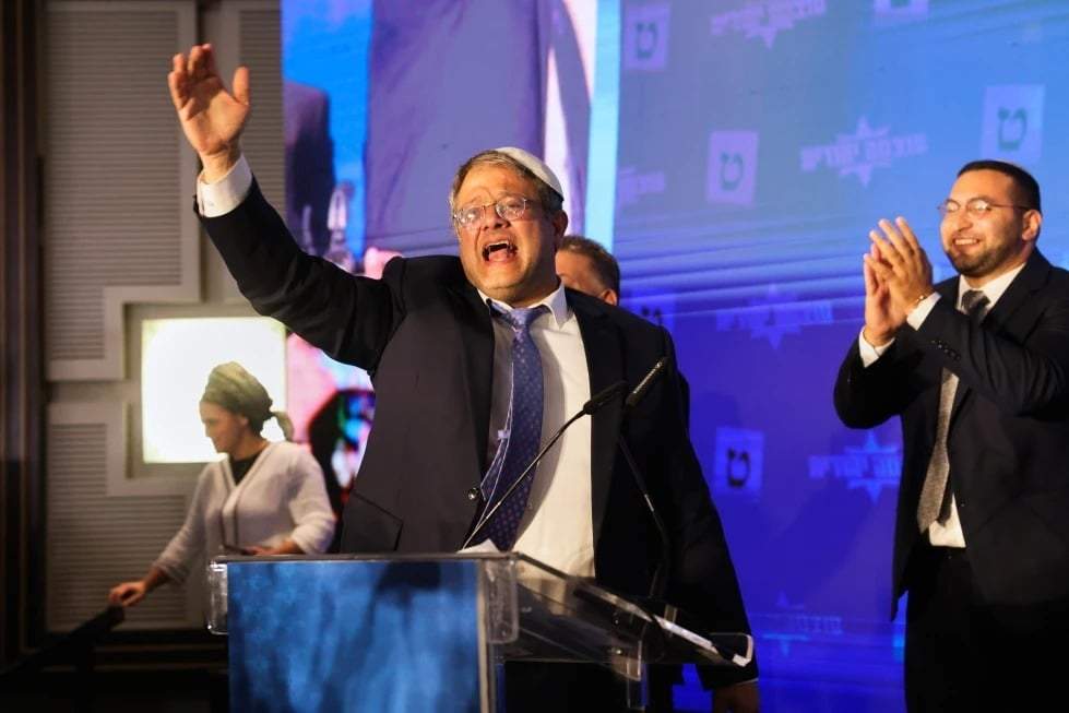 El diputado israelí de extrema derecha Itamar Ben-Gvir gesticula tras la publicación de los resultados de las encuestas a pie de urna en la sede de su partido en Jerusalén, el 2 de noviembre de 2022.