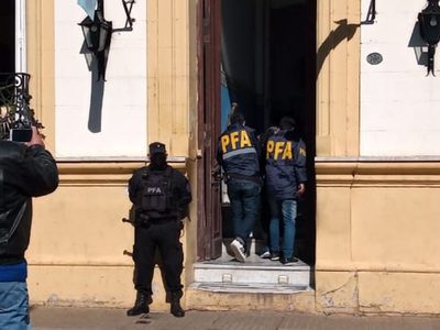 Imputaron al médico que le recetó a un paciente dióxido de cloro: su consultorio fue allanado