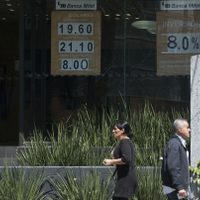 Tensión comercial entre EU y socios empuja al dólar arriba de los 21 pesos
