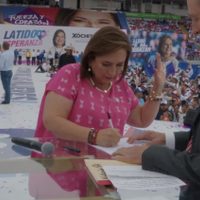 Xóchitl Gálvez firma con su sangre que no eliminará los programas sociales