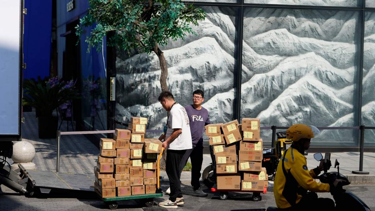 Repartidores entregan comida durante las festividades por el Día Nacional, el jueves 2 de octubre de 2025, en Beijing