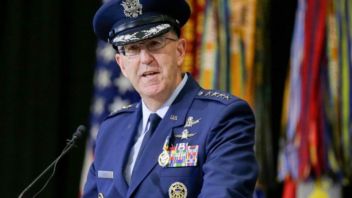 El general de la Fuerza Aérea John Hyten habla durante una ceremonia de cambio de comando en Nebraska, el 18 de noviembre de 2019