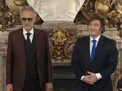 Andrea Bocelli cantó en Casa Rosada tras ser condecorado por Milei