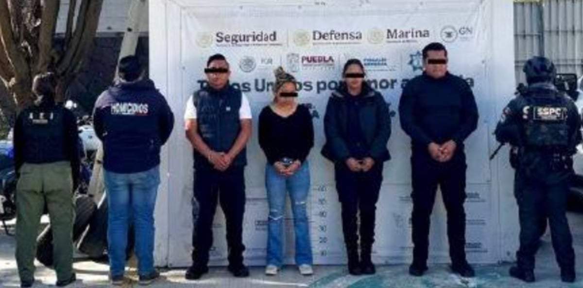 Los tres policías y la civil detenidos
