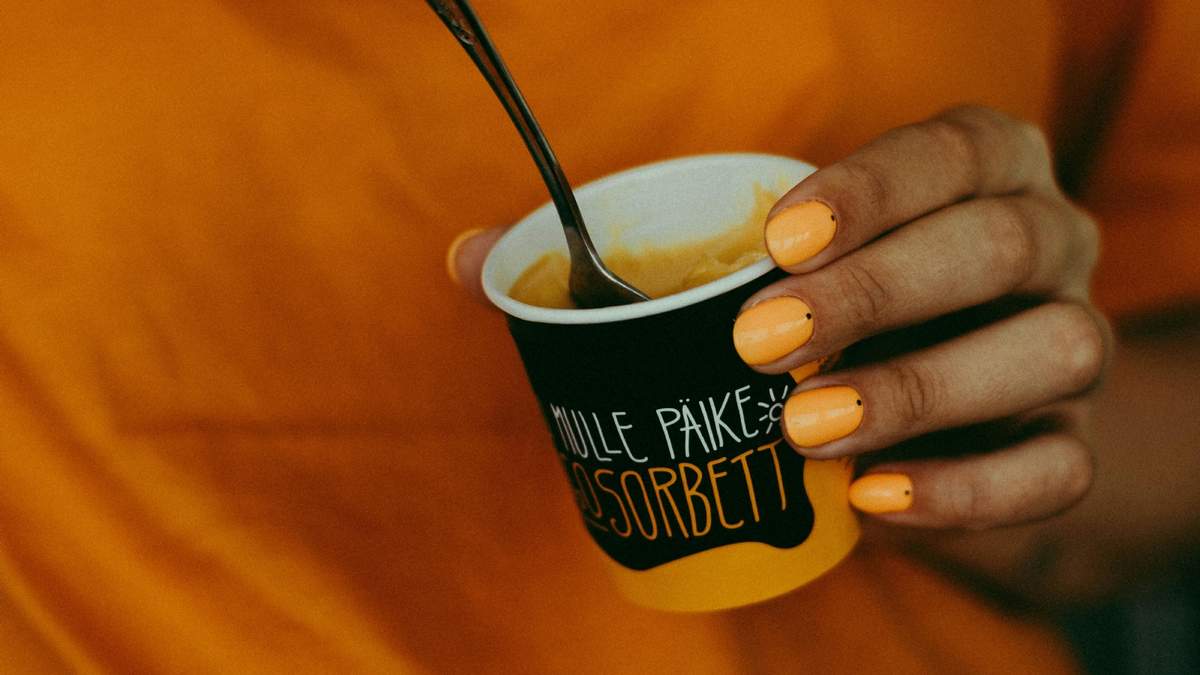La temporada otoñal inspira nuevas tendencias en nail art, donde el naranja también se convierte en el color más elegido.Fuente: (Instagram)