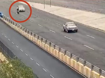 Video muestra a conductor arrollando a presuntos ladrones en Querétaro
