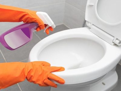 El truco de la abuela para eliminar las manchas en la tapa del inodoro y dejarlo como nuevo