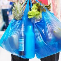Si tenés varias bolsas de mercado y no sabés dónde guardarlas: mirá este trucazo para ahorrar espacio
