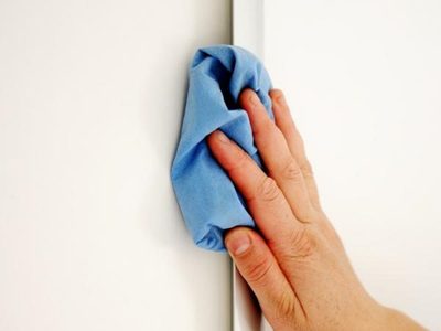 Te va a sorprender: el truco para quitar las manchas de aceite de la pared sin fregar y en minutos