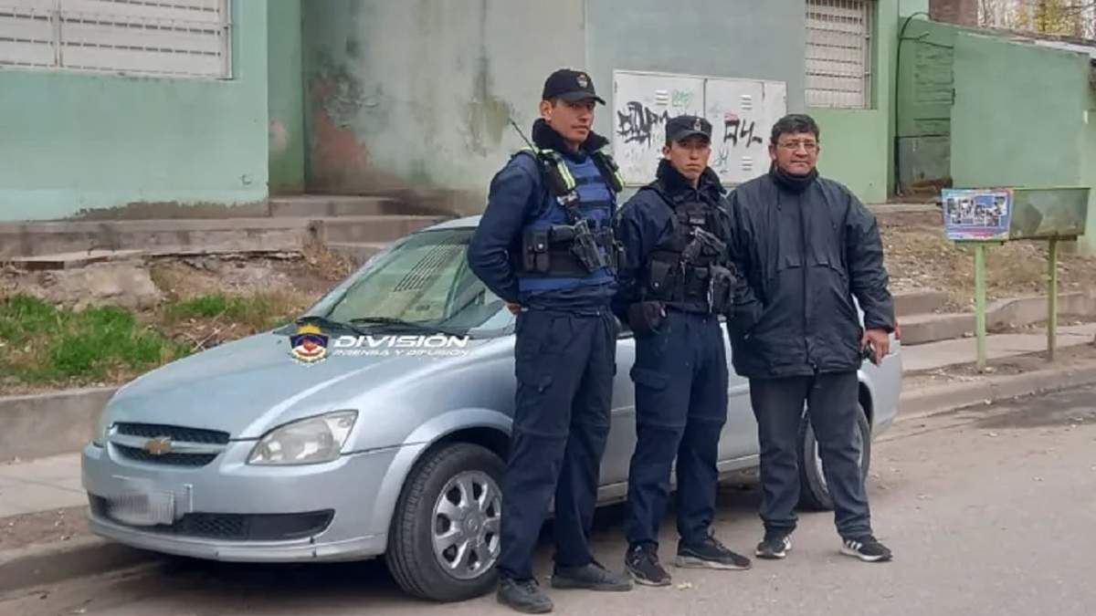 Un auto Chevrolet Corsa que había sido robado poco antes de las 11 de ayer fue recuperado por la Policía y retornado a su dueño. Foto: (Policía).