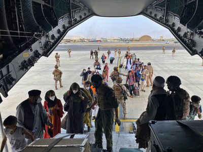 Países del mundo se preparan para expandir los vuelos de evacuación desde Afganistán