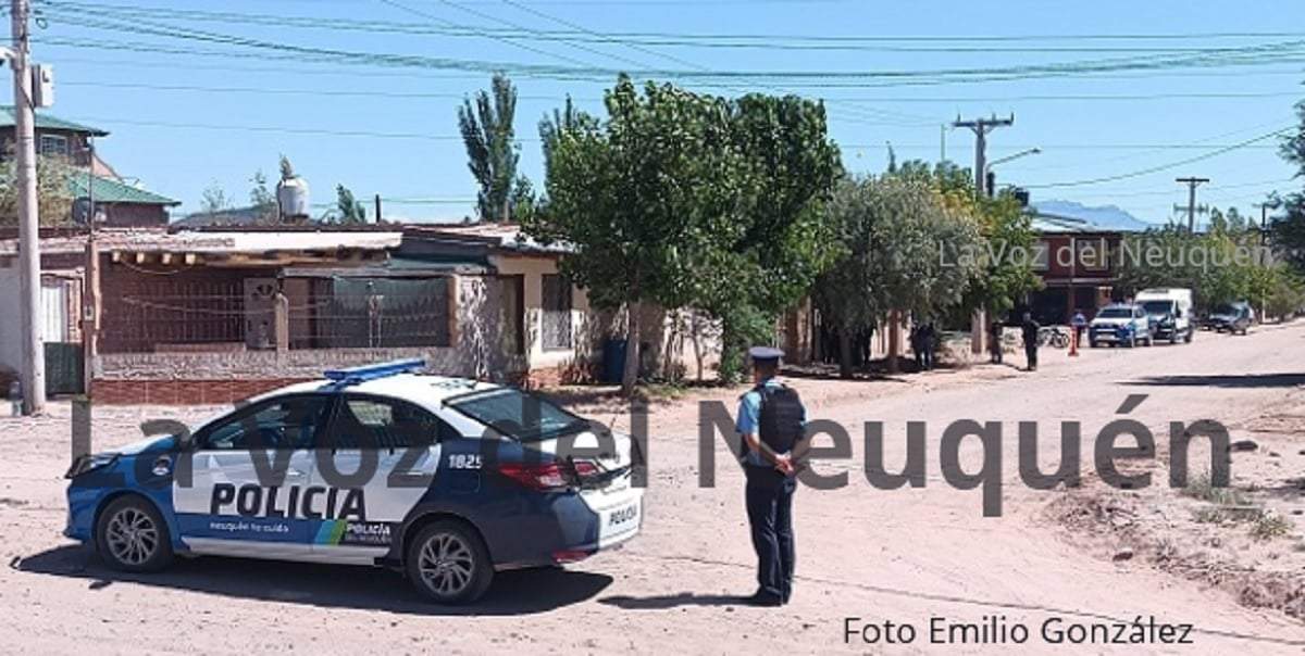 La Policía allanó un domicilio y detuvo a tres personas. Fuente (La Voz del Neuquén)