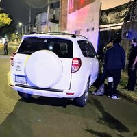 Captan cómo un menor de edad choca camioneta y provoca la muerte de un motociclista