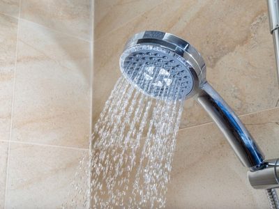 Con pocos ingredientes y en tiempo récord: el truco de la abuela para combatir el sarro y la mugre en el cabezal de la ducha