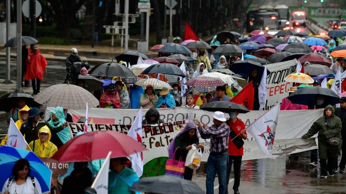 La tarde del lunes llovió en la Ciudad de México. En la imagen, cientos de ciudadanos que participaron en la marcha para exigir justicia por Ayotzinapa tuvieron que usar sombrilla para cuidarse del aguacero