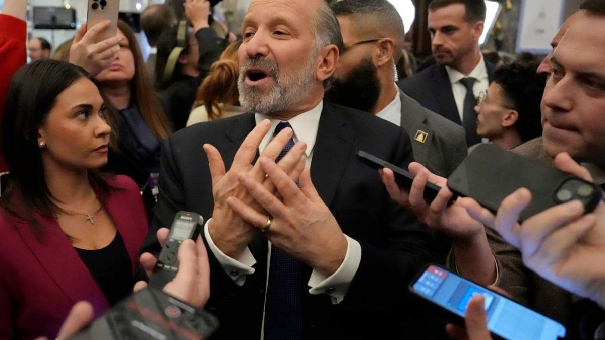 El secretario de Comercio, Howard Lutnick, habla con reporteros después del discurso del presidente Donald Trump ante una sesión conjunta del Congreso en el Capitolio, en Washington, el martes 4 de marzo de 2025