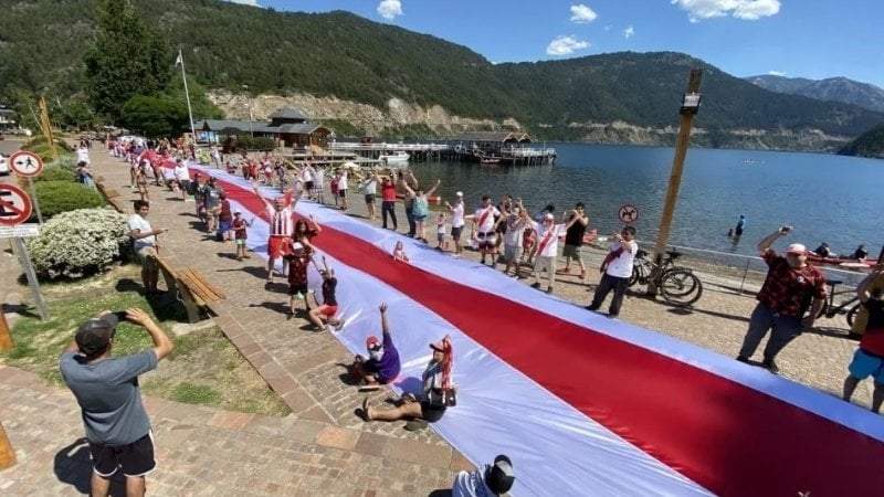 Fans de River esperan al equipo en San Martín de los Andes Fuente: (Twitter)