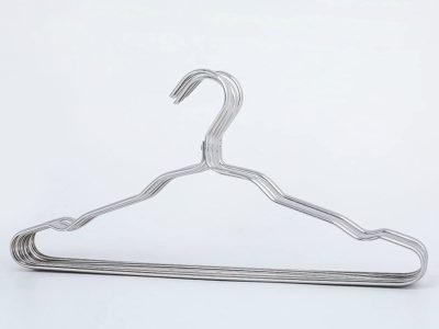 Con 1 percha de metal vieja o rota: armá este hermoso porta bufandas y pañuelos y ahorrá espacio