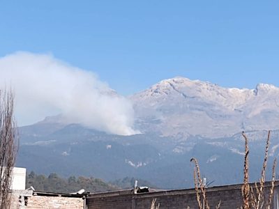 Intentan controlar incendio en el Iztaccíhuatl