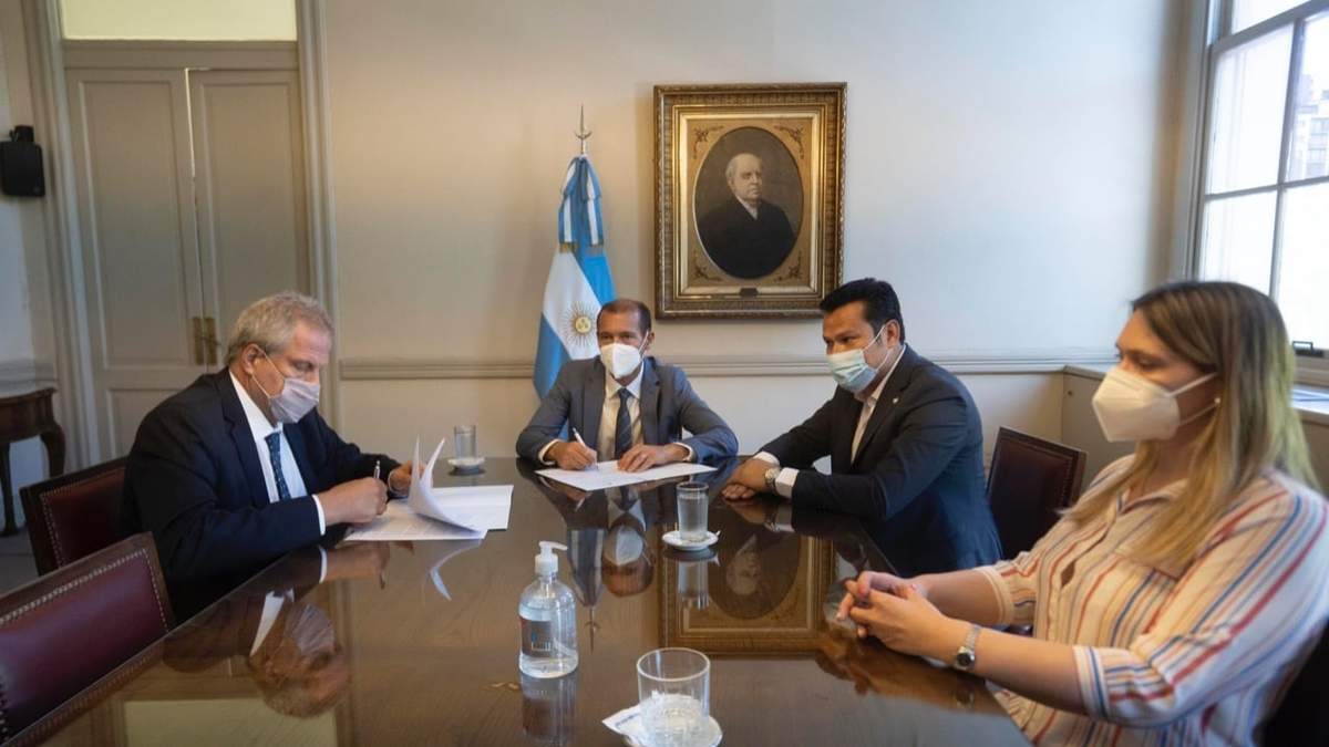 Omar Gutiérrez, gobernador de Neuquén, junto a los demás ministros. Fuente: (Twitter)