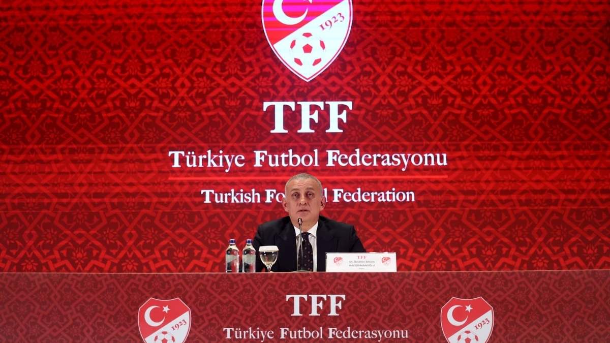 Federación turca de futbol suspende a 149 árbitros por su presunta participación en apuestas