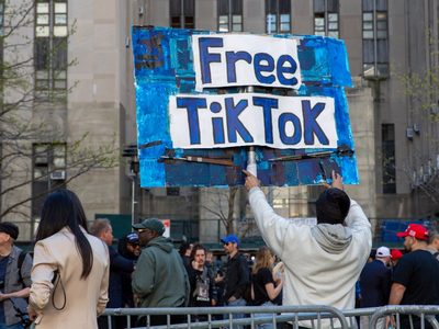 Biden promulga ley que podría prohibir TikTok en EU, pese a que su campaña usa la aplicación