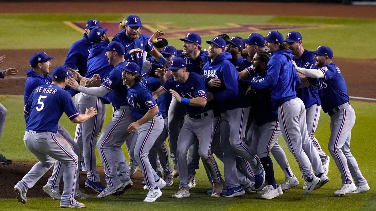 Rangers celebran después de ganar el Juego 5 de la Serie Mundial