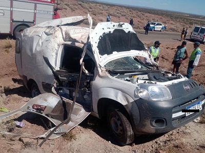 Terrible vuelco sobre la ruta 17, en Plaza Huincul: hay diez heridos y un fallecido