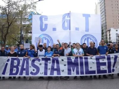 Miles de personas participaron de la marcha de jubilados en Neuquén en rechazo a los recortes del gobierno nacional