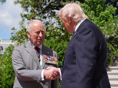 Trump anuncia la retirada parcial de aranceles al whisky de Reino Unido tras la visita de Carlos III