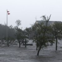 El huracán "Florence" toca tierra en Carolina del Norte y ocasiona inundaciones