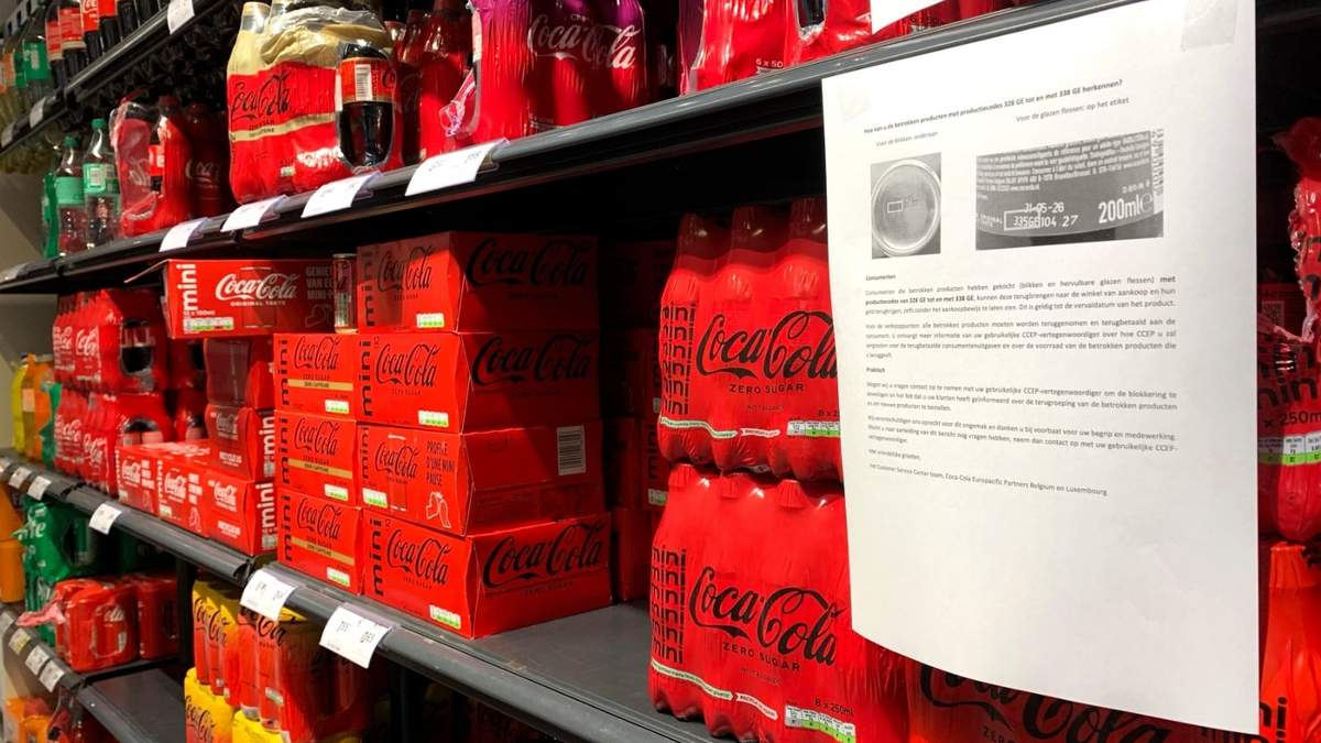 Anaqueles de un supermercado con refrescos Coca-Cola