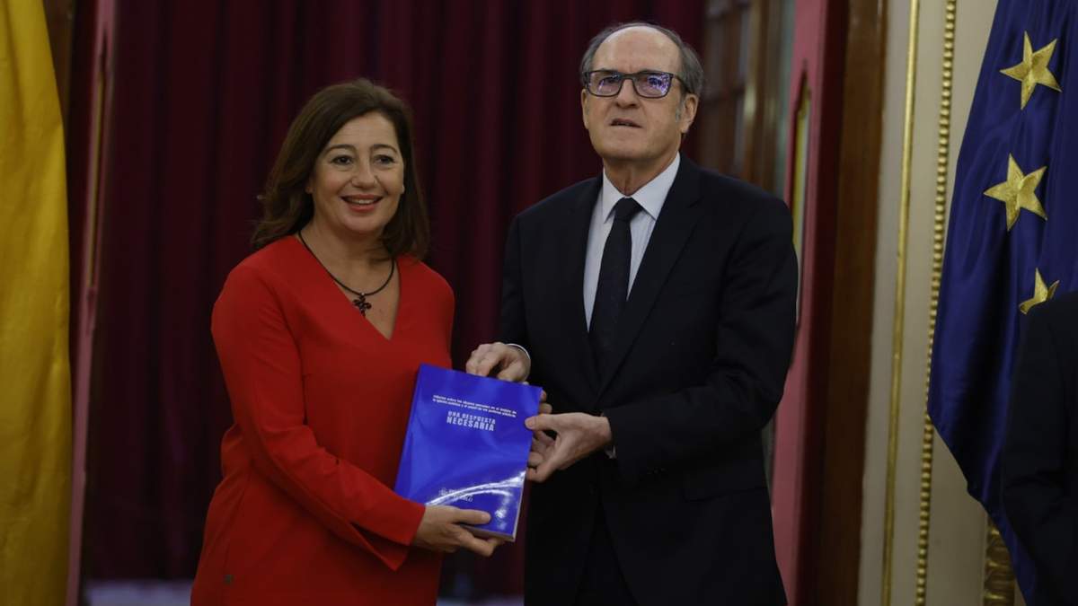 El Defensor del Pueblo, Ángel Gabilondo, presentó el informe sobre pederastia eclesiástica, al lado la y la presidenta del Congreso