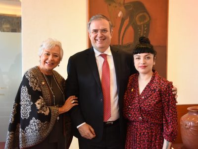 Mon Laferte ya es mexicana; Ebrard le entrega su carta de naturalización