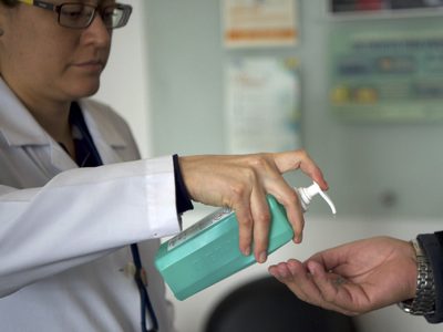 Se registró una demanda récord de alcohol en gel en el país por el coronavirus