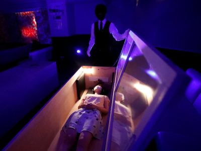 Insólita tendencia en Japón: se encierran en "ataúdes" para lidiar con el estrés