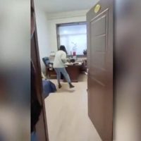 Mujer graba video de cómo tunde a golpes a su jefe acosador en China