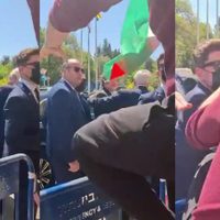 Un hombre con una bandera de Palestina intentó agredir a Javier Milei