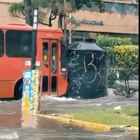 Tinaco “navega” en calles de Guadalajara y choca contra un camión (Video)
