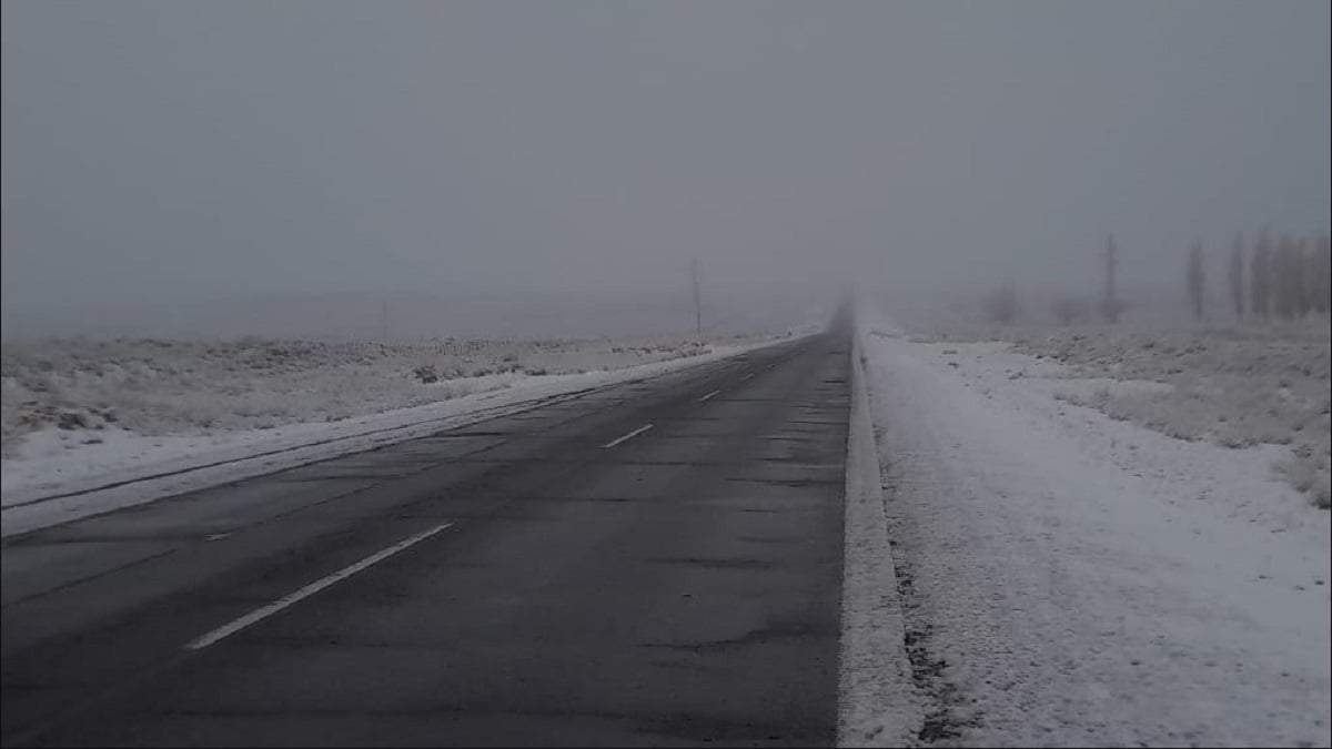 La nieve obligó al corte del tránsito por algunas horas en la ruta 237. Fuente: (Facebook)