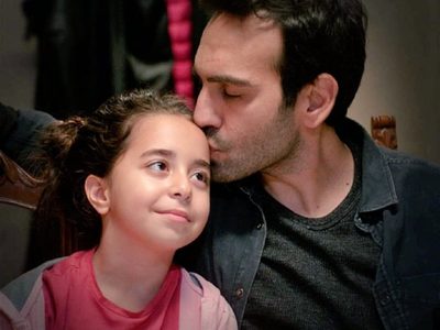 El vínculo real que une a Bugra Gülsoy y Beren Gökyıldız de "¿Y tú quién eres?", la novela de Telefe