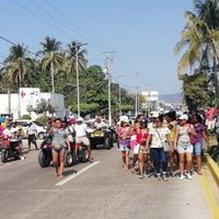 Padres de familia protestan en Guerrero por falta de obras en escuela