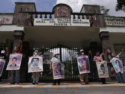 Padres de los 43 normalistas exigen a Sheinbaum la entrega de los 800 folios que Sedena les niega