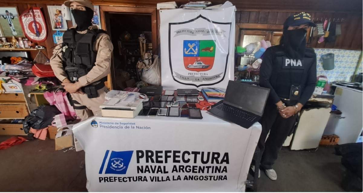 Efectivos de Prefectura con lo secuestrado en Villa La Angostura. Fuente (Ministerio de Seguridad de Nación)