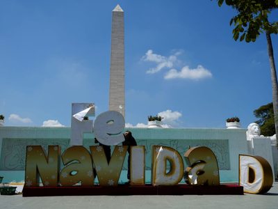 Con adornos por doquier, la Navidad llega antes a Venezuela por decisión del presidente Maduro