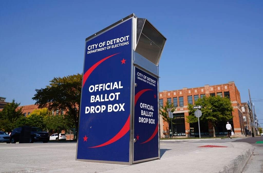 Buzón para depositar el voto en Detroit, Michigan, uno de los estados clave para la elección presidencial