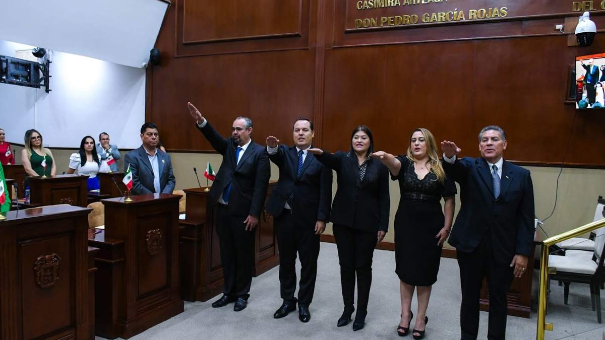 Protesta de los nuevos magistrados del recién creado Tribunal Administrativo de Aguascalientes